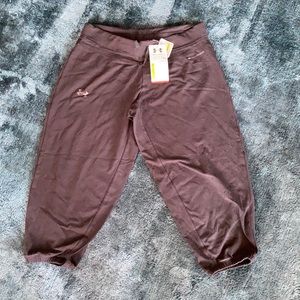 BNWT Under Armour women’s semi-fitted capris